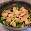 【鶏とアスパラの塩炒め】これだけで最高においしい！の工程2
