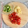 レモンでさっぱり♡【トマトとオクラの塩昆布和え】の下準備