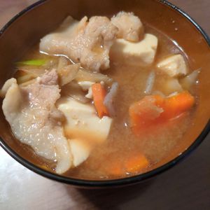 たりおの作ってみた!投稿(焼き野菜の出汁が旨い！炊き出し豚汁で温まろう😘)