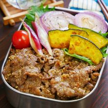 パイナップルだれでやわらか♪牛こま焼肉弁当