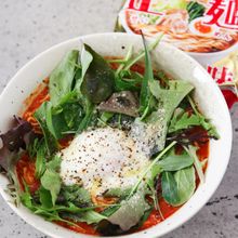 マルちゃん正麺で作る!女子ウケ間違いなしの『トマトサラダ麺』