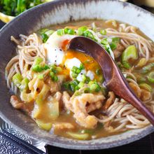 【温玉からめてまろやか】フライパンひとつで悪魔のカレーそば