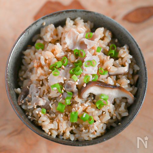 具材は2つだけ!豚肉としいたけの炊き込みごはん