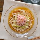 中華サラダ風そうめん。ごま油香る♪ハム、長ねぎをのせて。