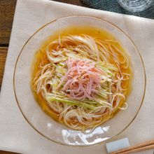 中華サラダ風そうめん。ごま油香る♪ハム、長ねぎをのせて。
