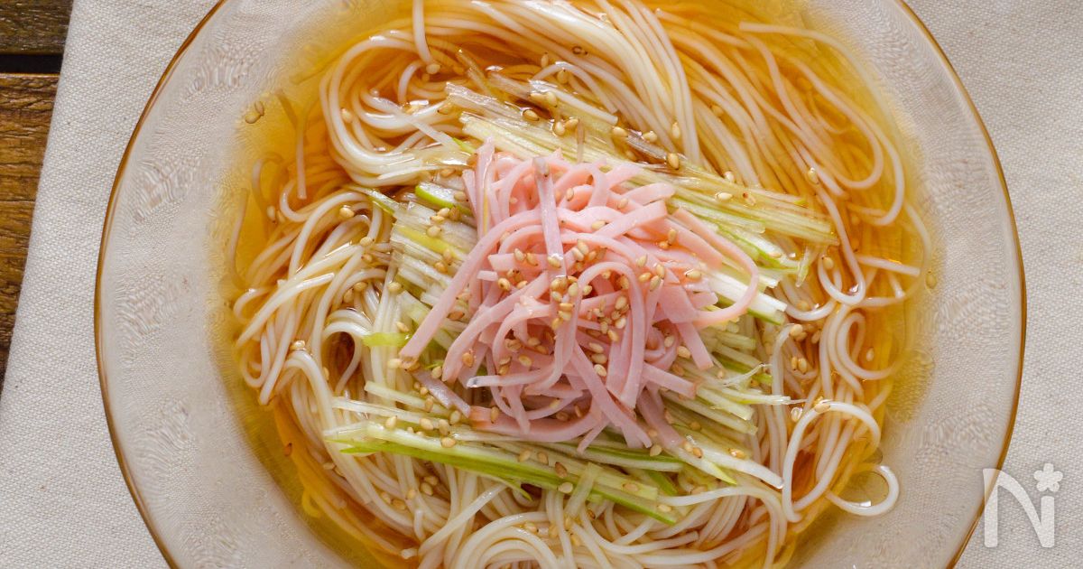 中華サラダ風そうめん。ごま油香る♪ハム、長ねぎをのせて。