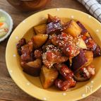 こどもも大人もおいしい！鶏ももとさつまいもの甘辛炒め