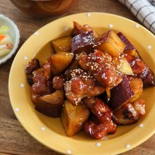 こどもも大人もおいしい！鶏ももとさつまいもの甘辛炒め