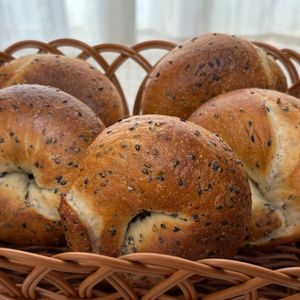 Tomoの作ってみた!投稿(【プロが教える】試作を重ねたカリもち！胡麻ベーグル)