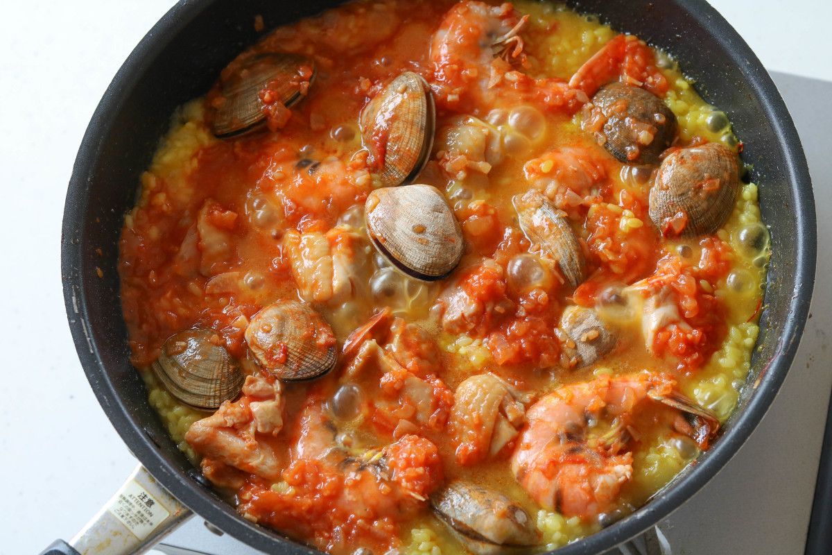 フライパンで簡単！【パエリア】基本のレシピ | レシピサイトNadia