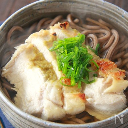 年越しそば 白だしで簡単 柔らか鶏むね肉柚子胡椒乗せ蕎麦 By まこりんとペン子 レシピサイト Nadia ナディア プロの料理家のおいしい レシピ
