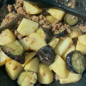 さやの作ってみた!投稿(【ご飯おかわり♡】ひき肉とじゃがいも茄子のごま味噌炒め)