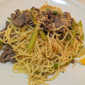 ともの作ってみた!投稿(【豚バラとアスパラの塩焼きそば】レモンでさっぱり爽快♡)