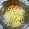 食感がいい「細切りポテトのチーズオムレツ」の工程3