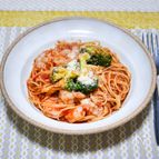 パパッと作る「海老とブロッコリーのトマトソースパスタ」