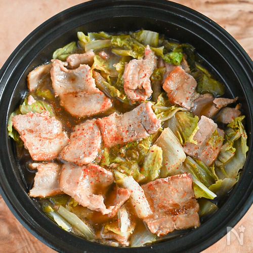 食材2つで完成する!簡単♪豚バラ肉と白菜のめんつゆ鍋