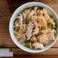 コラーゲンたっぷり、つやつや「鶏手羽レンコン釜飯」