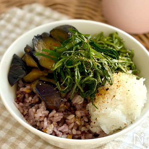 さっぱりととのう♡甘辛なすとめかぶのおろし丼【腸活ヘルシー】