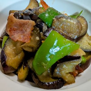 まゆのの作ってみた!投稿(行列の定食屋さんの🍚なすとベーコンの和風黒胡椒炒め定食🤩)