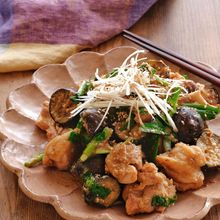 鶏肉となすとエリンギとニラのピリ辛ごま味噌炒め