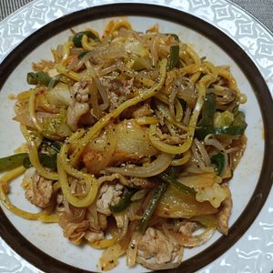 ハシガミダイコウの作ってみた!投稿(【豚キムチ焼きそば】包丁不要の5分調理)