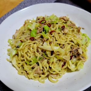 ヴェルの作ってみた!投稿(肉なし！ぱぱっと作れるサバ缶焼きそば)