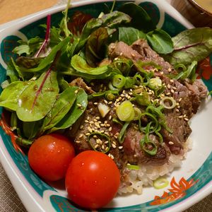 633toの作ってみた!投稿(米一粒まで愛おしい！にんにく香る甘辛バター醬油の牛ステーキ丼)