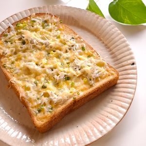 とのちゃまの作ってみた!投稿(栄養満点！しらすとネギの満足トースト！朝ごはんに！)