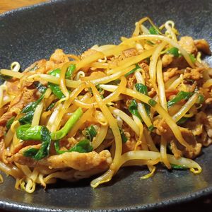 ひろりぃの作ってみた!投稿(行列の定食屋さんの🍚豚ニラもやしのスタミナ味噌照り炒め🤩)