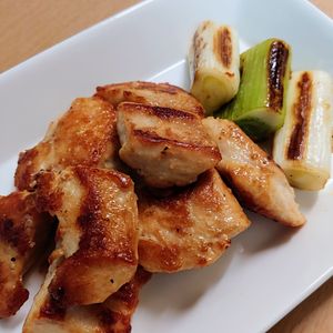まゆのの作ってみた!投稿(ワンパン10分！【鶏むね肉と長ねぎの旨塩焼き鳥】胡麻油香る♩)