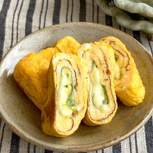 【とろっとチーズの卵焼き】中からとろ~り!包丁いらずで簡単♪