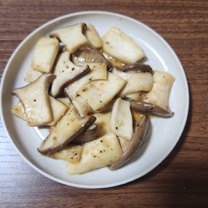とももの作ってみた!投稿(【簡単♪エリンギのガーリック炒め】食材１つ×スピード副菜)