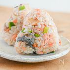 子どもも食べやすい！塩鮭とまいたけのおにぎり