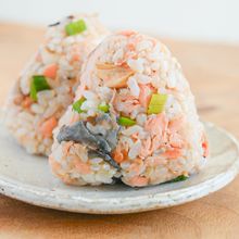 子どもも食べやすい！塩鮭とまいたけのおにぎり