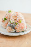 子どもも食べやすい!塩鮭とまいたけのおにぎり