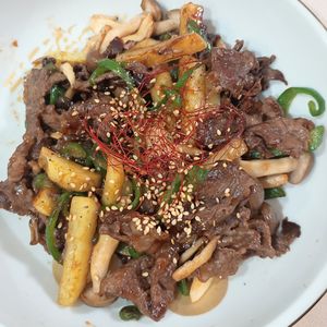 milkの作ってみた!投稿(牛こまとじゃがいもとピーマンとしめじのオイスター炒め)