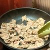 疲れた日は【豚肉としめじの甘辛炒め】で決まり!の工程2