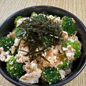 楽ラク手抜キッチン🐶🐾の作ってみた!投稿(ブロッコリーと崩し豆腐の《にんにく♡ごまだれサラダ》)