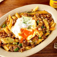 【カレー風味のミートペンネ 半熟卵のせ】フライパン1つで！