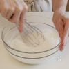 混ぜて焼くだけ、簡単皮から作る「揚げない米粉春巻き」の工程2