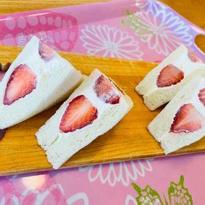 ちひろの作ってみた!投稿(簡単ポイントあり♡【カフェ風】いちごサンド)