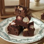 【焼くまで10分！】いちごとナッツの濃厚チョコブラウニー