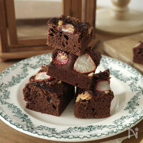【焼くまで10分！】いちごとナッツの濃厚チョコブラウニー