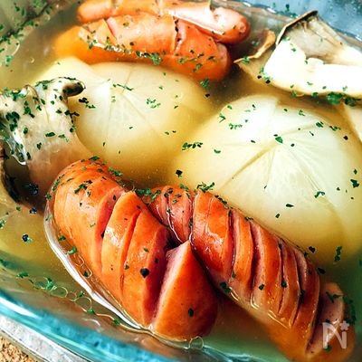 そのまま食卓へ♪かぶとソーセージのレン・チン煮込み