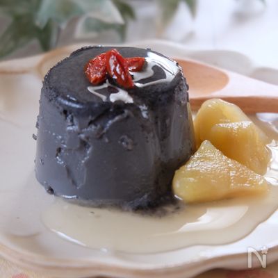 冷やして作る黒ゴマプリン〜りんごソース添え