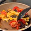 10分で完成!コリ!じゅわ!【トマたま丼】の工程4