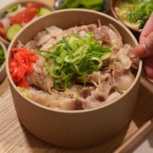 ＼ねぎ塩豚丼🍋🧄／