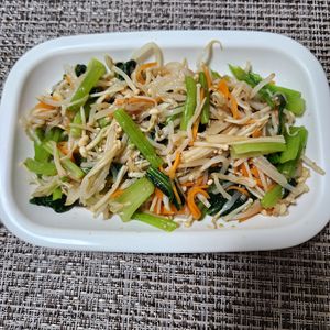 とももの作ってみた!投稿(焼肉のたれで簡単《もやし小松菜えのきのナムル》)