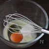 ボウル１つと泡立て器だけで！簡単米粉焼きドーナツの工程1