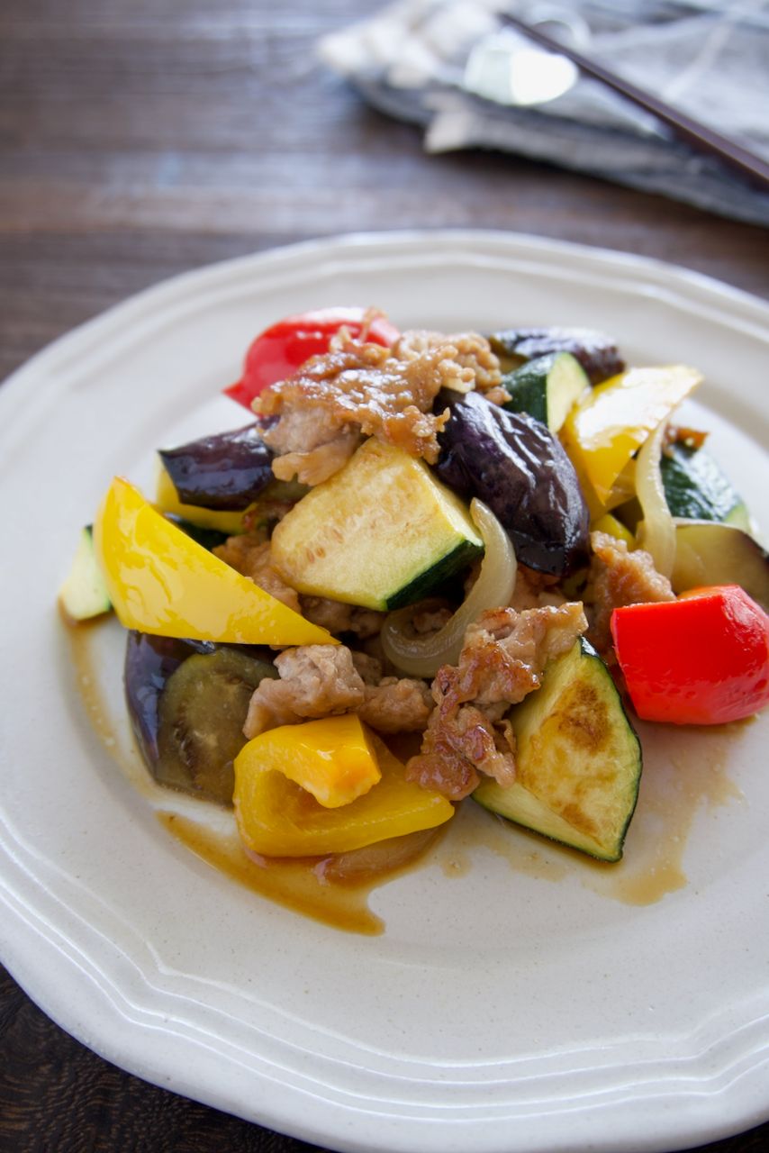 夏野菜と豚こま肉の甘辛醤油炒め | レシピサイトNadia